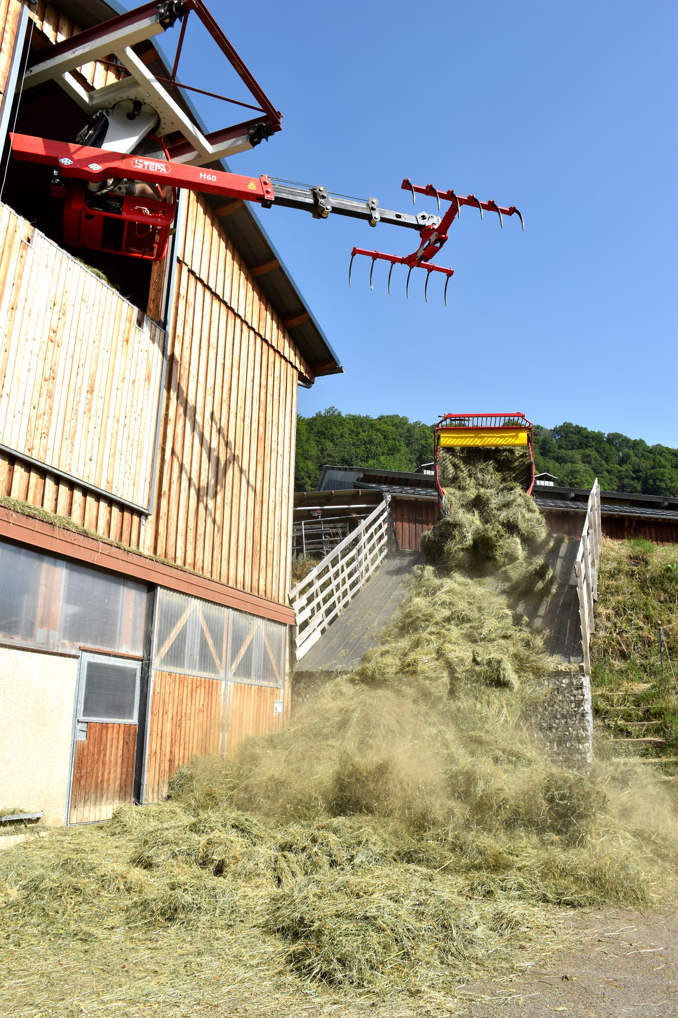 Le Dechargement Et Entree En Grange Le Travail Des Foins Fromage Beaufort 1 01
